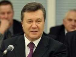 Янукович передав бібліотеці добірку книг