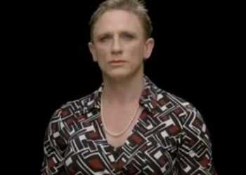 Агент 007 вбрався ... в жіноче плаття