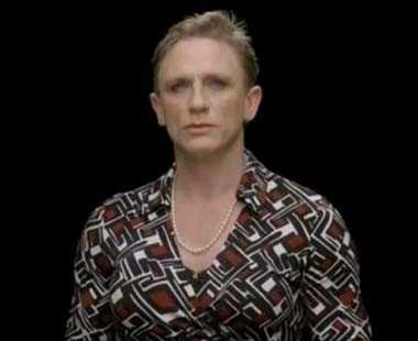 Агент 007 вбрався ... в жіноче плаття