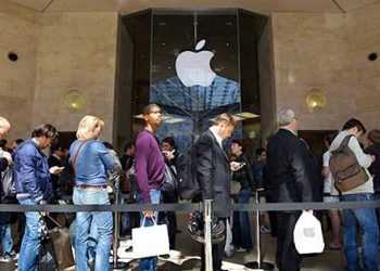 Перше місце в черзі за IPad 2 було продано за $ 900