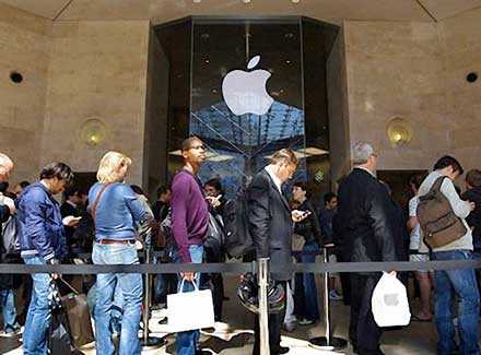 Перше місце в черзі за IPad 2 було продано за $ 900