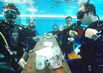 36 годин за грою в карти під водою