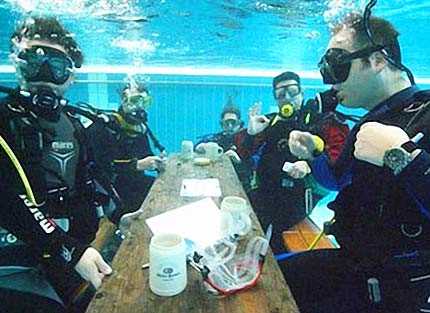 36 годин за грою в карти під водою