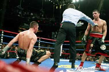 Мартінес нокаутував Дзінзірука. Фото АП