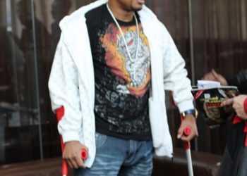 Кадр дня: Травмований Одланьєр Соліс покидає готель