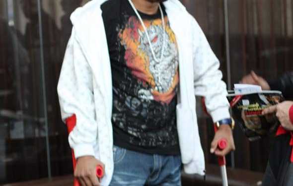 Кадр дня: Травмований Одланьєр Соліс покидає готель