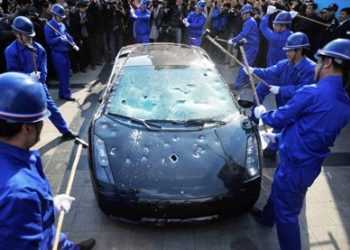 Бізнесмен найняв людей для знищення свого Lamborghini Gallardo (ВІДЕО)