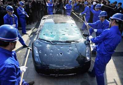 Бізнесмен найняв людей для знищення свого Lamborghini Gallardo (ВІДЕО)