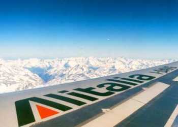 Дипломат з Казахстану, поранивши стюардесу, намагався захопити літак до Лівії