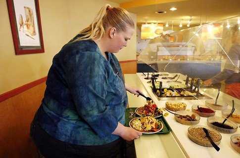 25-річна Габі Джонс отримує оргазм під час їжі