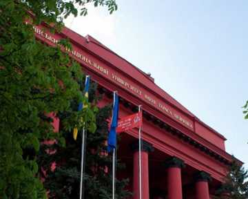 Повісили і відразу ж зняли червоний прапор. Кому вигідні провокації