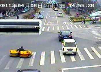 Китаєць виїхав на автодорогу на двох атракціонних електромобілях