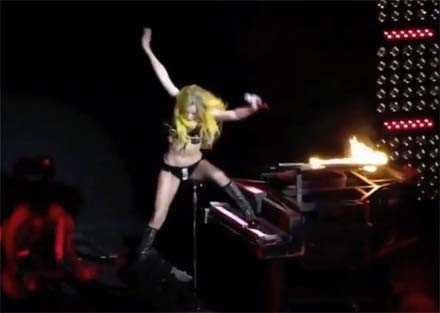 Леді Гага впала під рояль, але співати продовжила