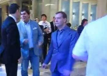 Медведєв витанцьовує під «Америкэн бой - уеду с тобой»