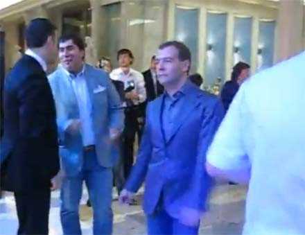 Медведєв витанцьовує під «Америкэн бой - уеду с тобой»