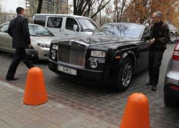 Депутат Донецької міськради продає вертоліт і Rolls Royce Phantom