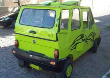 Бездомний примудрився створити собі автомобіль з автохлама