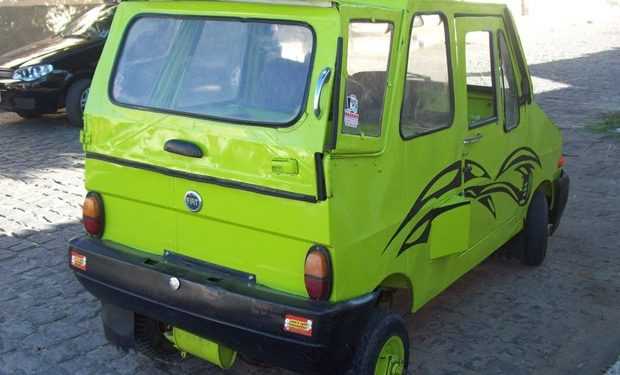 Бездомний примудрився створити собі автомобіль з автохлама