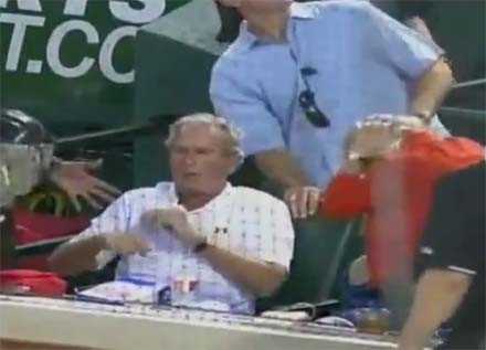 Джорджа Буша з дружиною налякали на бейсбольному матчі