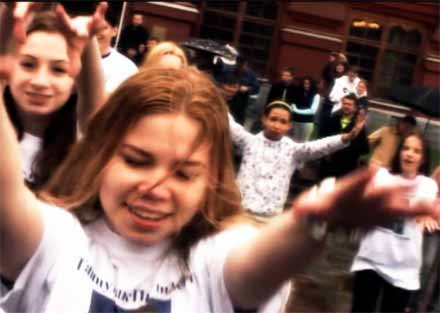 Флеш-моб «Повтори танець Медведєва» пройшов на Манежній площі