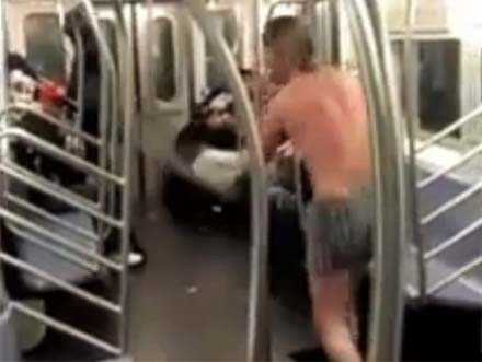 Голий хуліган в нью-йоркській підземці