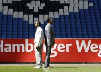 Володимир Кличко і Девід Хей на футбольному стадіоні в Гамбурзі