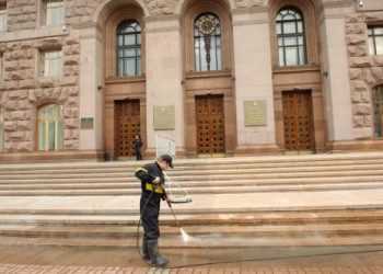 Київську мерію закидають презервативами