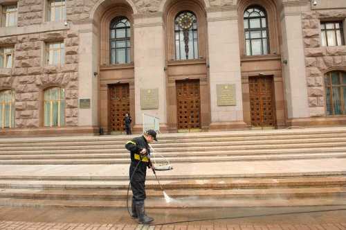 Київську мерію закидають презервативами