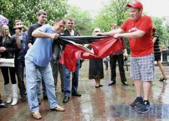 Одеські ліві публічно розірвали бандерівський прапор