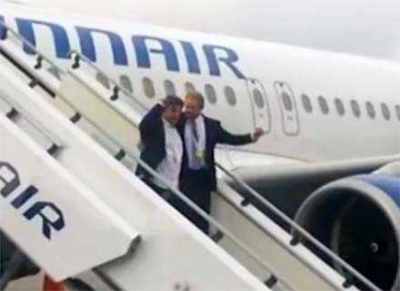 П'яний тренер збірної Фінляндії пом'яв головою Кубок світу (ВІДЕО)