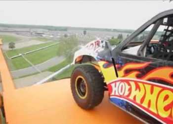 Новий рекорд стрибка на автомобілі довжиною 101 метр