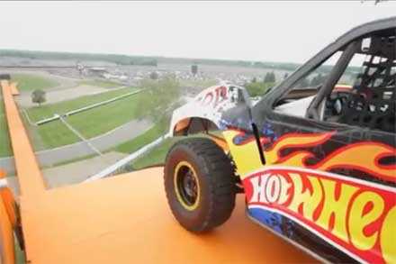 Новий рекорд стрибка на автомобілі довжиною 101 метр