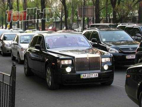 Черновецький продає все Роллс-Ройс і покидає резиденцію в Конча-Заспі