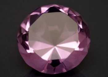 Унікальний бузковий діамант продадуть у квітні з аукціону