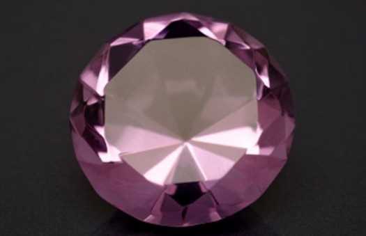 Унікальний бузковий діамант продадуть у квітні з аукціону