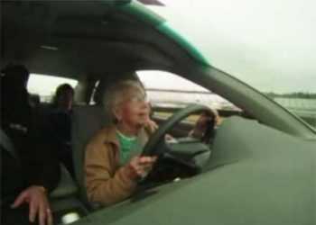 Столітня бабуcя відзначила день народження на гоночному треку