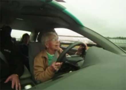 Столітня бабуcя відзначила день народження на гоночному треку