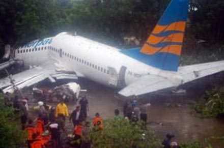 В Індонезії розбився пасажирський літак: 25 загиблих