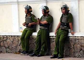 В'єтнамським поліцейським заборонили носити сонцезахисні окуляри