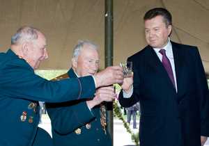 Щоб соромно не було: Янукович випив півсклянки горілки. Не закушуючи