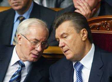 Янукович влітку звільнить Азарова