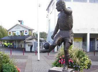 У Швеції у бронзового футболіста вкрали м'яч