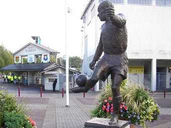 У Швеції у бронзового футболіста вкрали м'яч