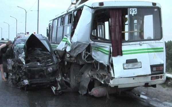 Жахливе ДТП в Дніпропетровську: BMW розніс пасажирський автобус