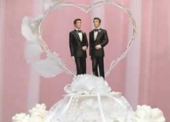 Парламент Франції не дозволив одностатеві шлюби