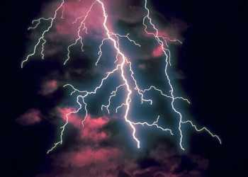 Астрономи виявили в космосі джерело струму, що дорівнює мільярду блискавок