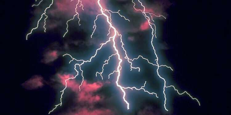 Астрономи виявили в космосі джерело струму, що дорівнює мільярду блискавок