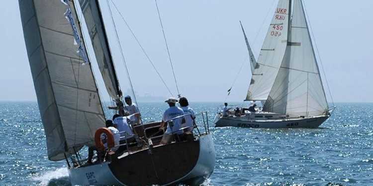 Українські моряки врятували з води російського яхтсмена