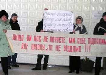 Матері, яка судиться з владою проти закриття школи, погрожували виколоти очі та відрізати язика