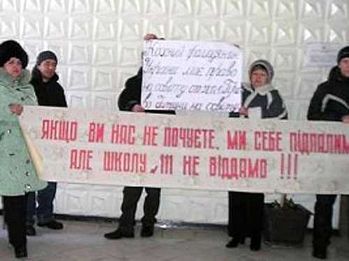 Матері, яка судиться з владою проти закриття школи, погрожували виколоти очі та відрізати язика